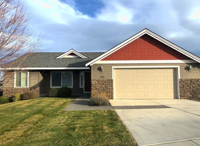 Primary Photo - Single Story Home w/Huge Fenced Backyard!