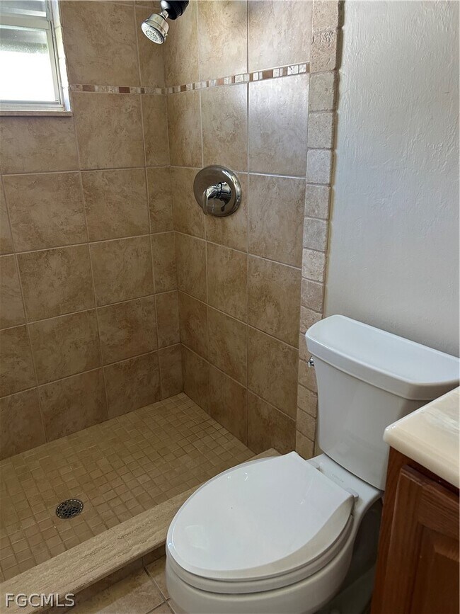 Building Photo - 2128 SE 4th St