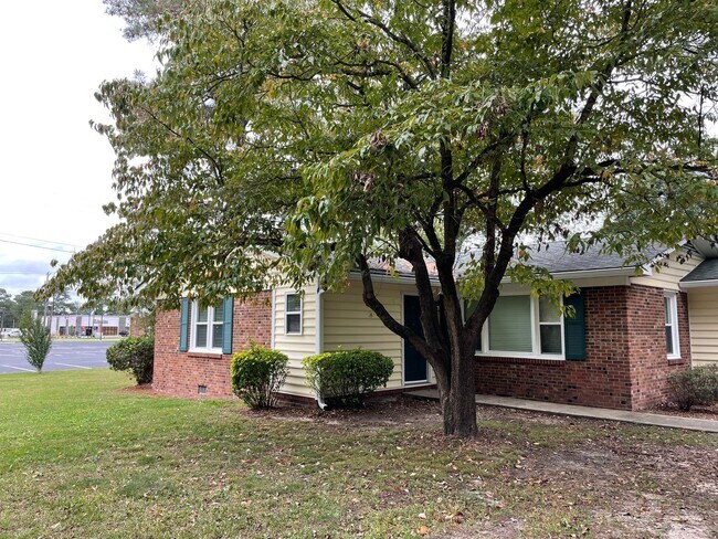 Building Photo - Cute 3 Bed 2 Bath with Fenced Yard