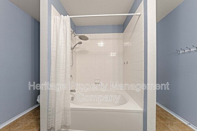 Building Photo - 915 Ridingate Farm