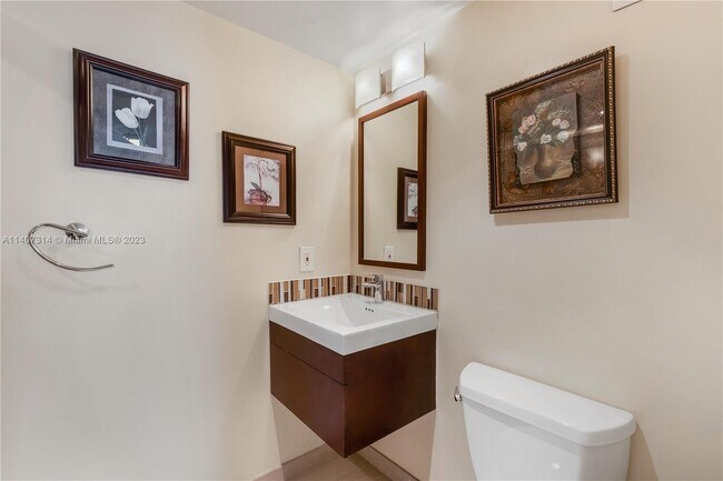 Building Photo - 3015 N Ocean Blvd