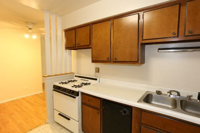 Building Photo - 675 W Wrightwood Ave