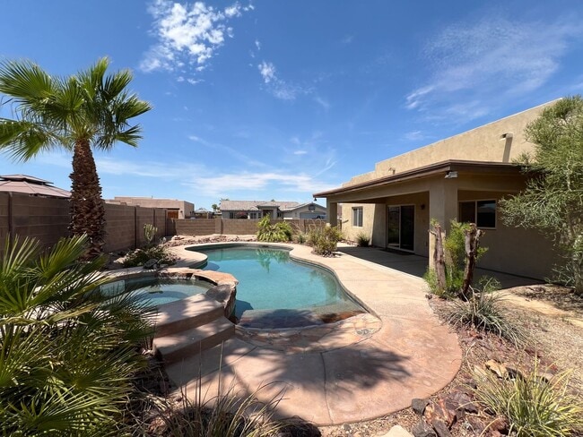 Building Photo - POOL HOME IN ESTRELLA!