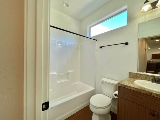 Building Photo - Beautiful 3BR/2BA Townhome Near Lake Pagos...