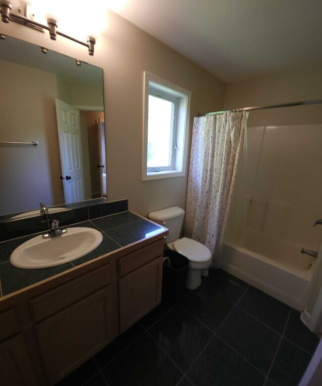 Building Photo - Ready to go forest lake 3 bed 4 bath townh...