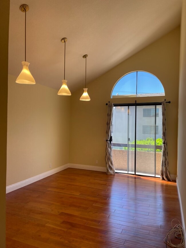 Master Bedroom - 14572 Dickens St