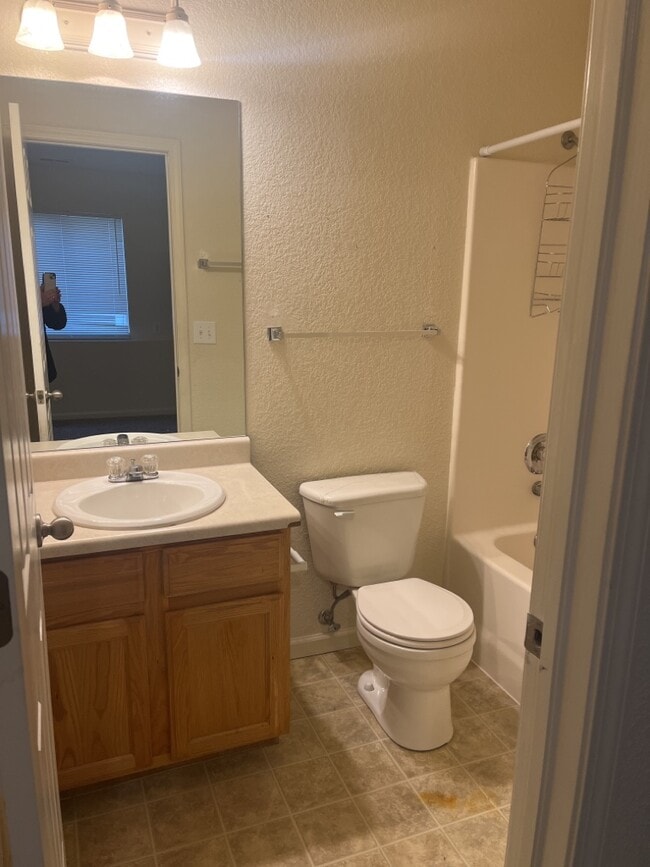 Building Photo - 208 Country West Rd