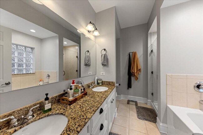 Building Photo - 3 bedroom in Chicago IL 60613