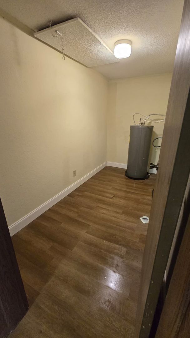 Building Photo - Fully Renovated 1/1 Available for Immediat...