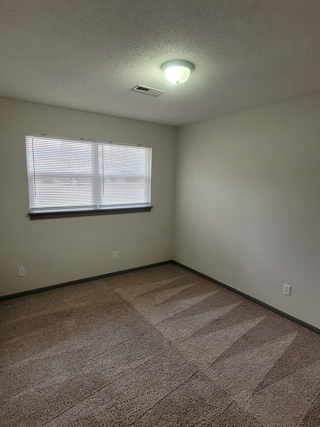 Building Photo - 3 Bed One Bath House