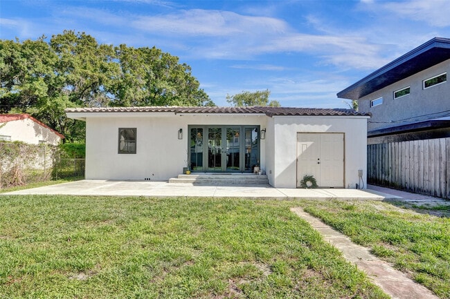 Building Photo - 807 SW 18th St