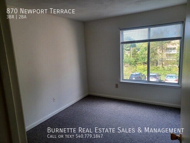 Building Photo - 870 Newport Terrace