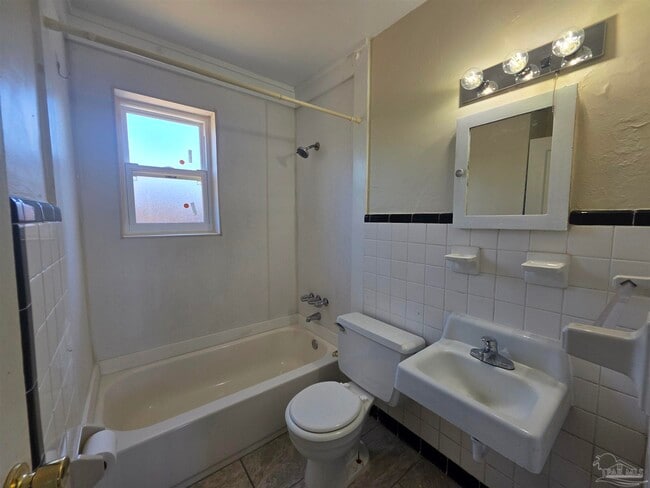 Building Photo - 203 SE Syrcle Dr