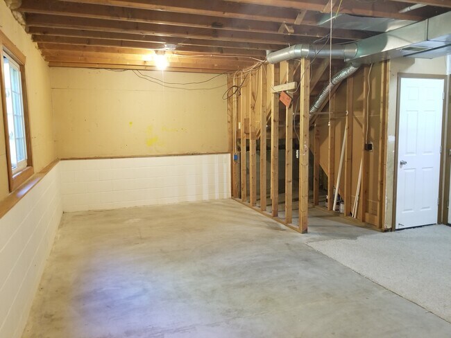 Building Photo - 220 Leighton Dr