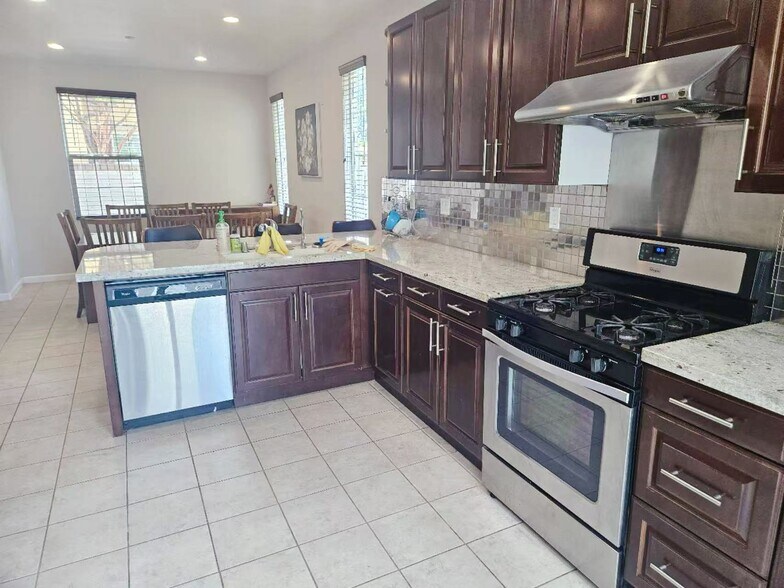 kitchen - 409 San Francisco Ct