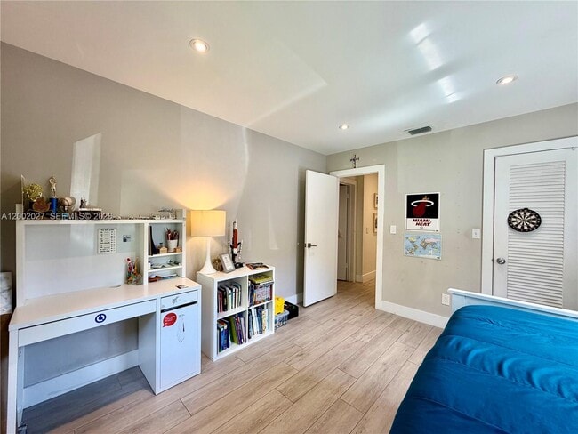 Building Photo - 815 Valencia Ave