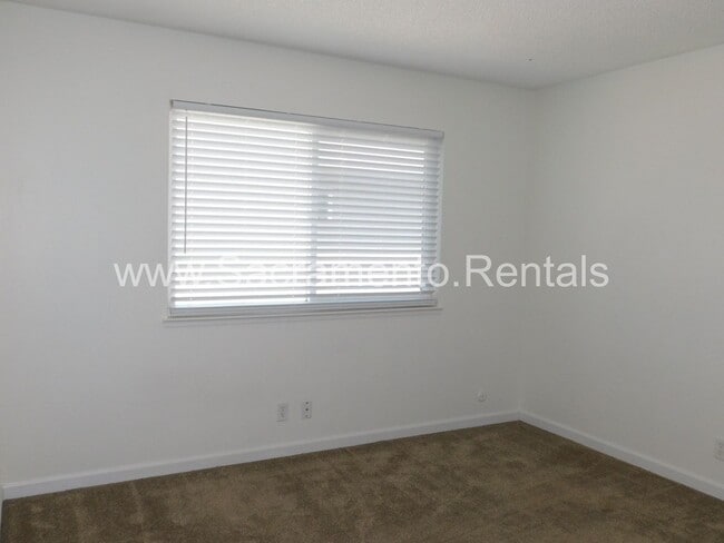 Building Photo - Affordable 2bd/1ba Fourplex with Garage ne...