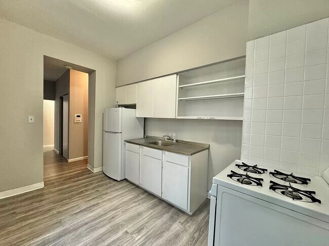 Building Photo - 330 E 100th St