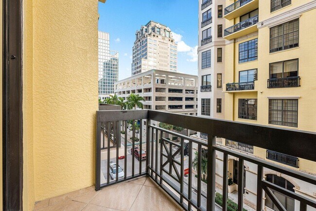 Building Photo - 701 S Olive Ave