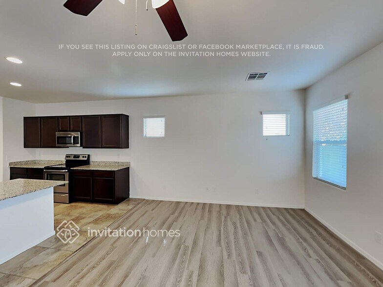 Building Photo - 1285 E Palomino Way