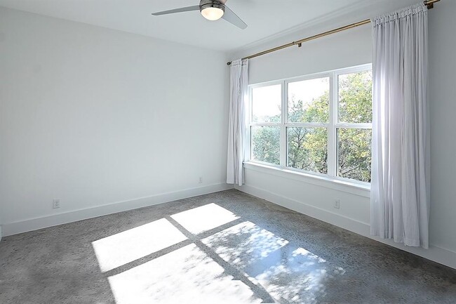 Building Photo - 2650 Crazyhorse Pass