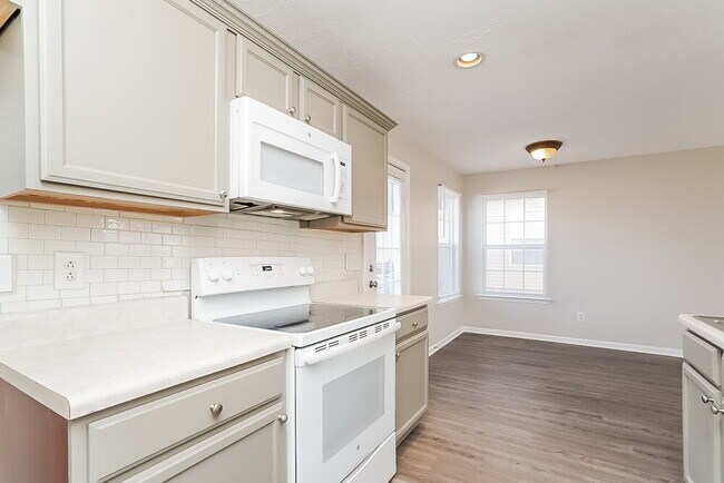 Building Photo - 324 Sarna Dr