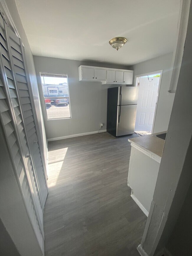 Building Photo - 920-920 11th Ave N