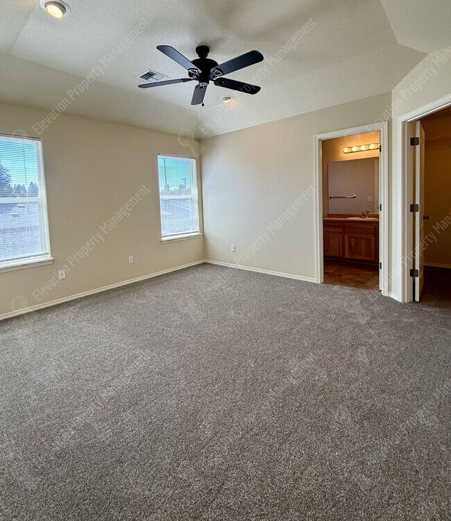 Building Photo - Updated 3 BR/2.5  BA with new flooring and paint!