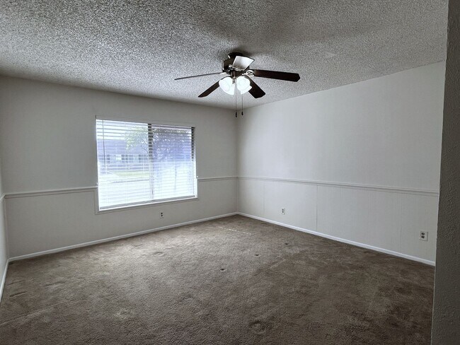 Building Photo - 4 Bedroom, 2 bath home for rent in Huntington Beach