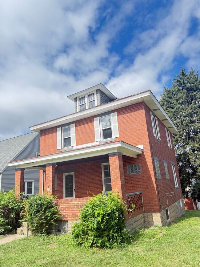 Building Photo - Updated 3 Bedroom 1 Bathroom in North Vers...