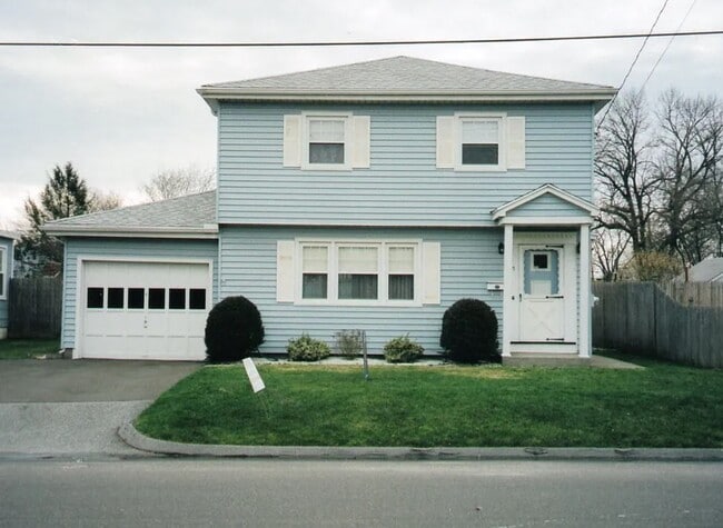 Building Photo - Single Family Lovely Home