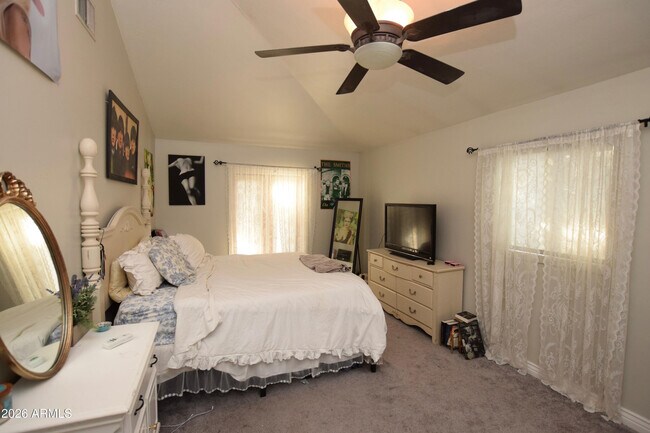 Building Photo - 946 E Denton Ln