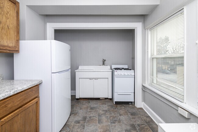 Studio - 306SF - Kitchen - 3607 Ingersoll Ave