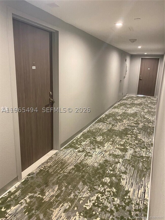 Building Photo - 2555 Collins Ave