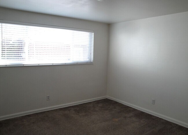 Building Photo - 3 Bedroom Home Near Sugarhouse!