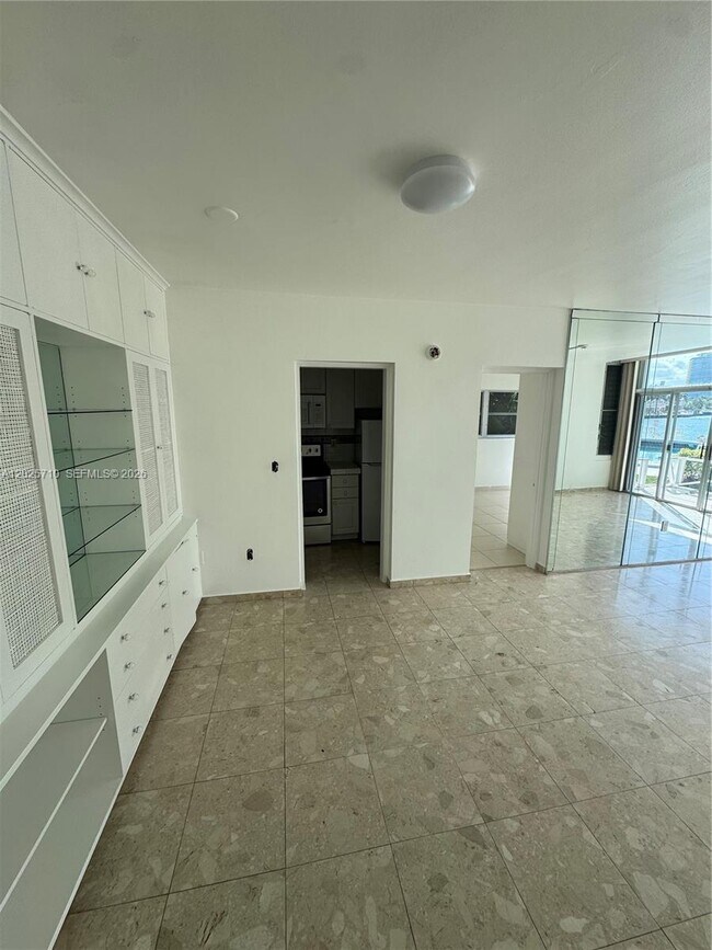 Building Photo - 10281 E Bay Harbor Dr