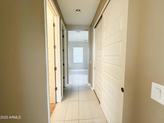 Building Photo - 4711 E Daley Ln