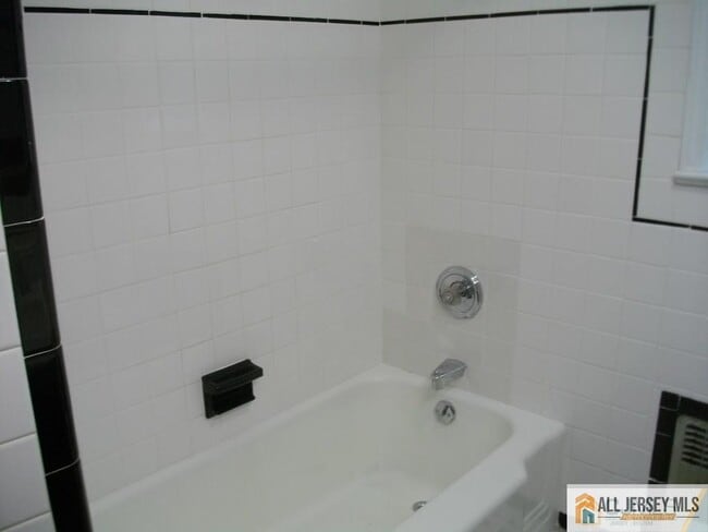 Building Photo - 6 Linwood Pl