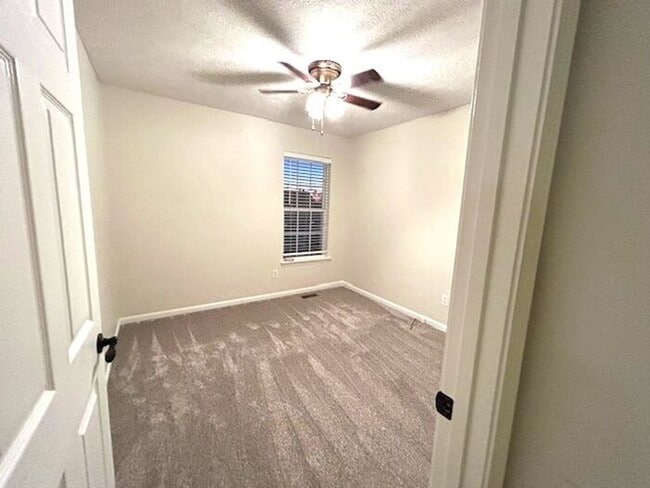 Building Photo - Mt Juliet 3 Bedroom 2 Bath Home with Fenced Backyard