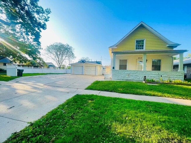 Building Photo - Home w/ Huge 2-stall Garage