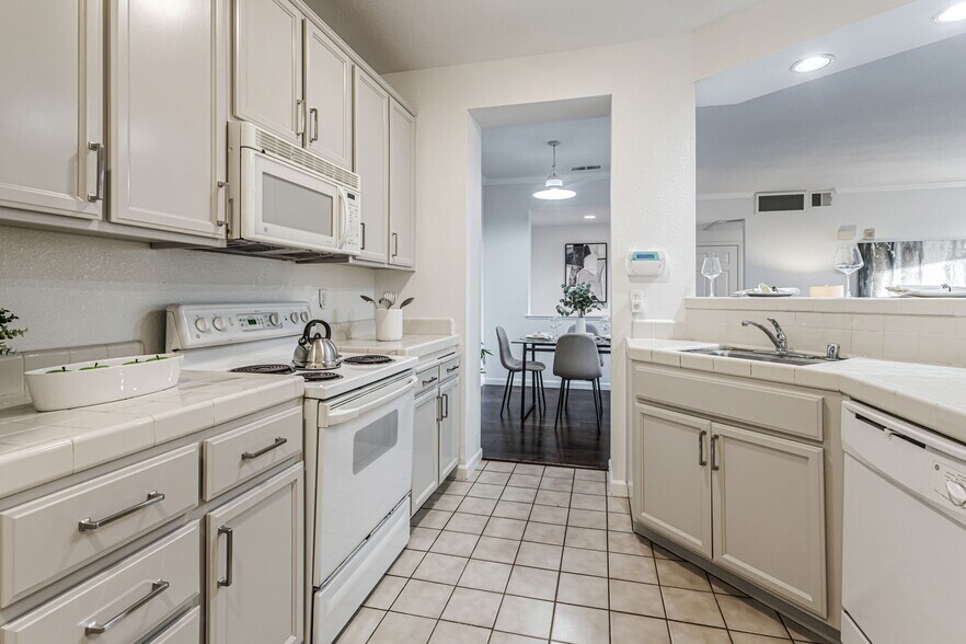 Building Photo - 38700 Tyson Ln