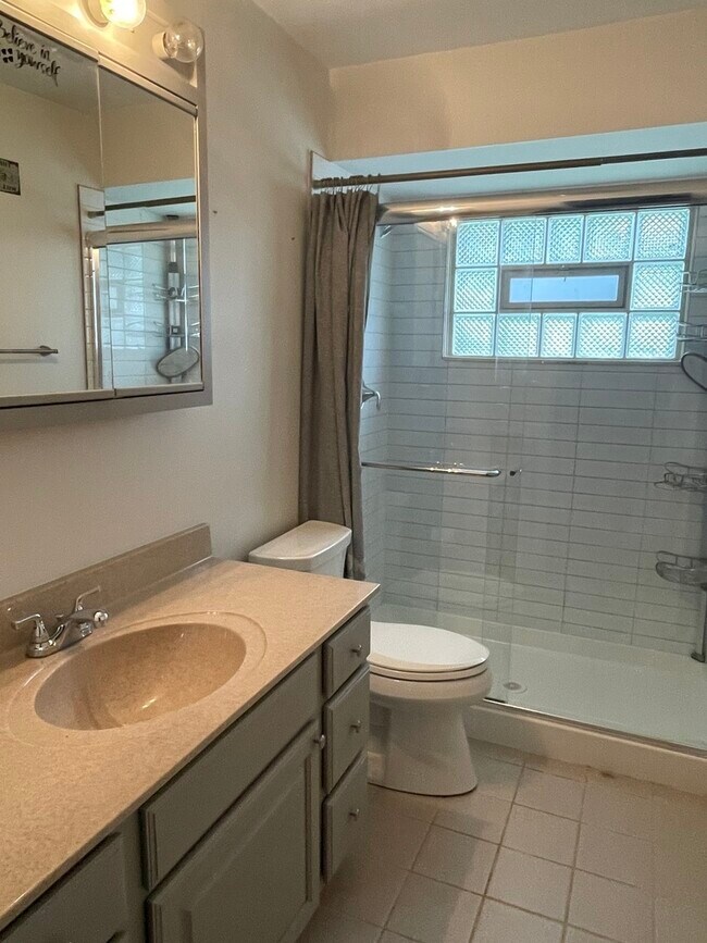 Building Photo - 594 Comstock Ave