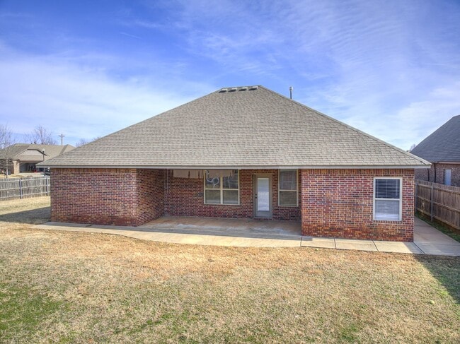 Building Photo - 3 Bedroom + Study + 3 car garage home located in the heart of Edmond!