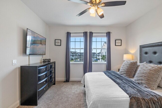 Building Photo - Welcome home to this gorgeous 4 bed 4 bath pool home!