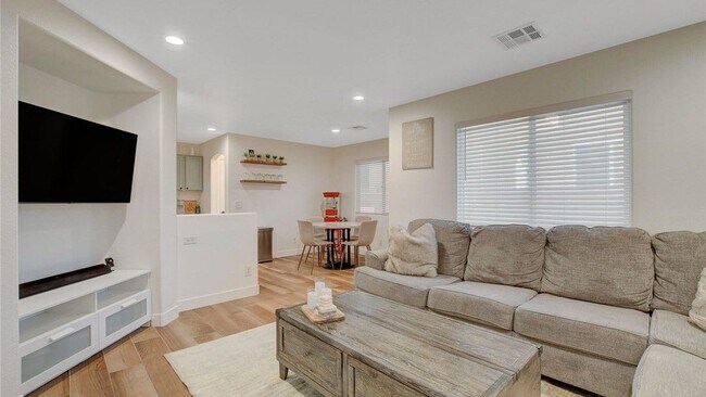 Building Photo - 9291 Hollander Ave