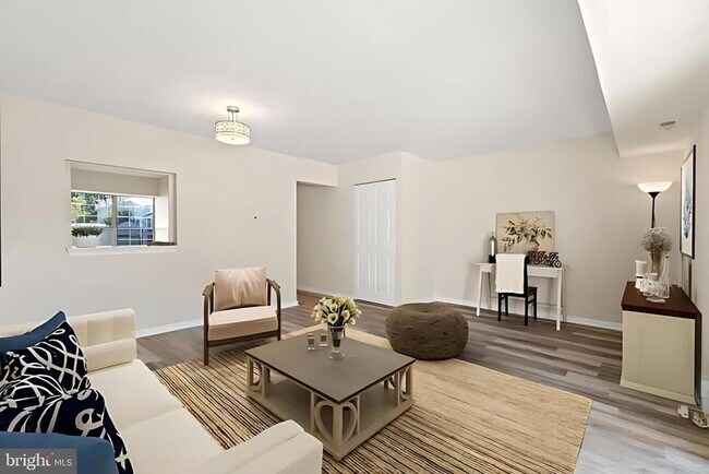 Building Photo - 107 St Charles Square