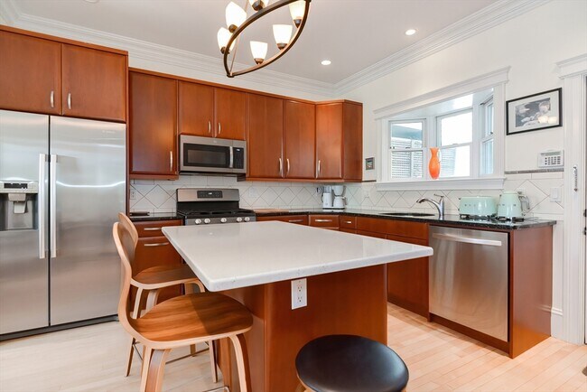 Building Photo - 3 Forest St