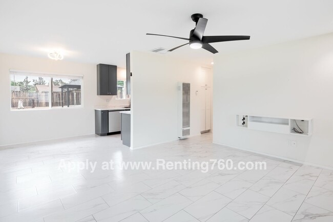 Building Photo - Updated 3 Bed 2 Bath Home Centrally Located!!