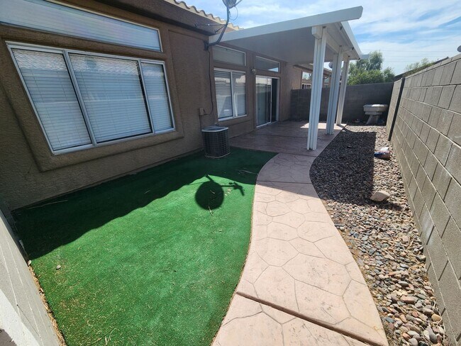 Building Photo - A Fabulous 3 Bedroom Townhome In North Las...