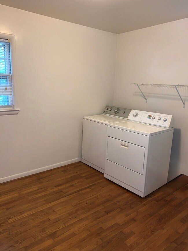 Building Photo - AVAILABLE MID-JUNE!